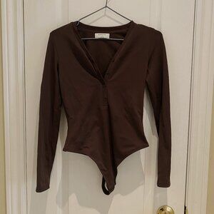 Aritzia Babaton Henley V-Neck Bodysuit